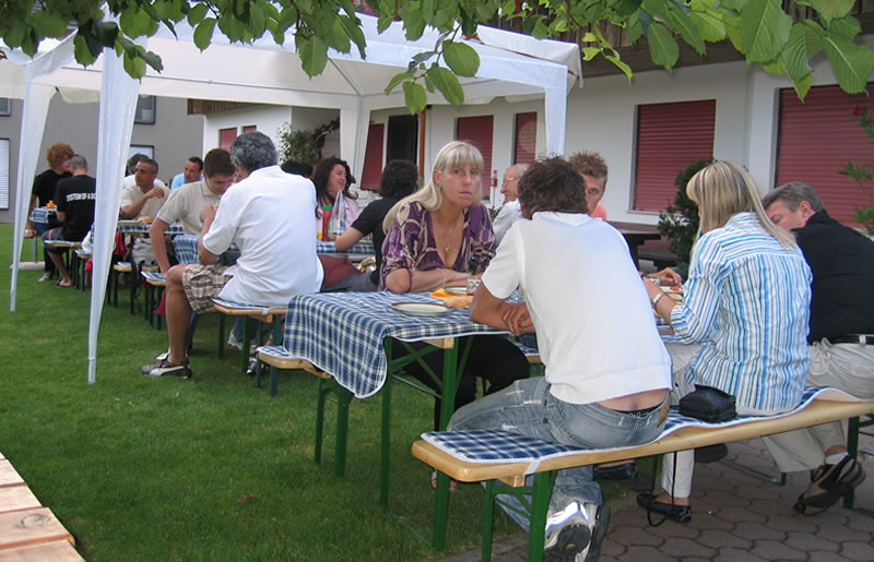 gemütliches beisammensein im garten